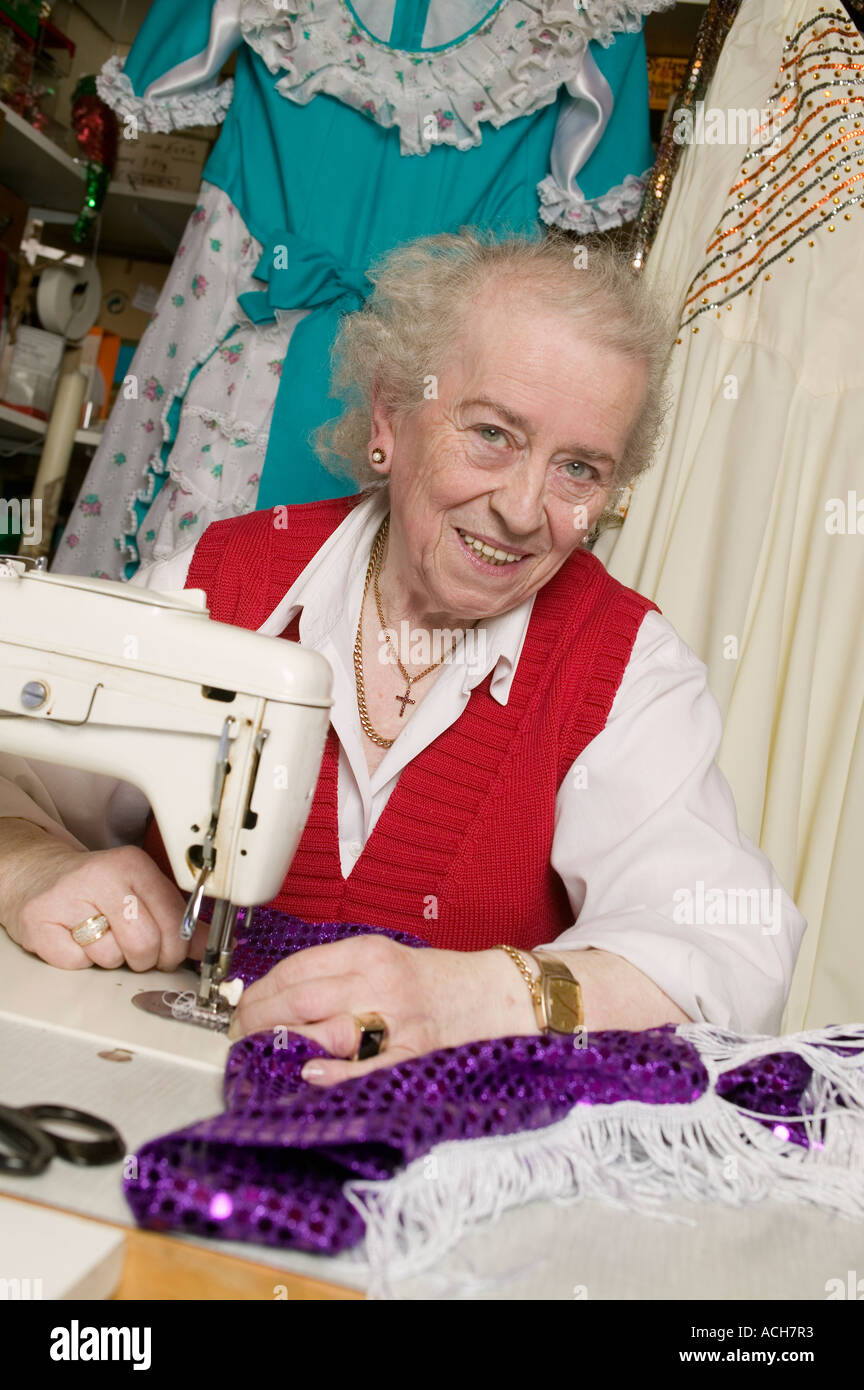 Ritratto di oltre 80 anni vecchia donna ancora lavorando come un sarto Foto Stock