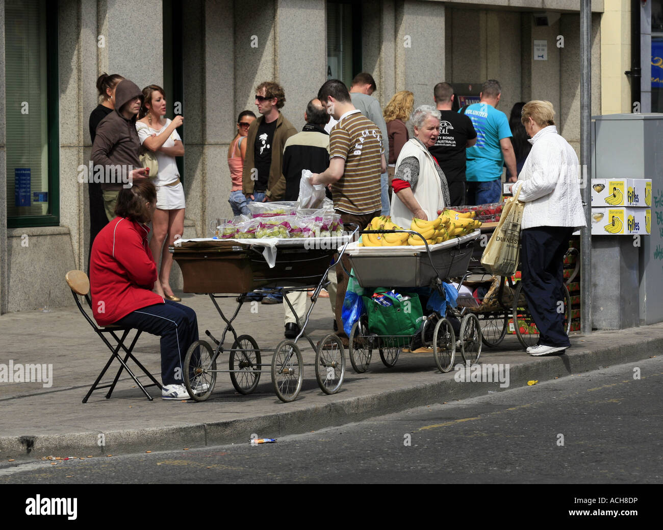 Dublino venditori sul mercato per la vendita di frutta dal vecchio passeggini Foto Stock