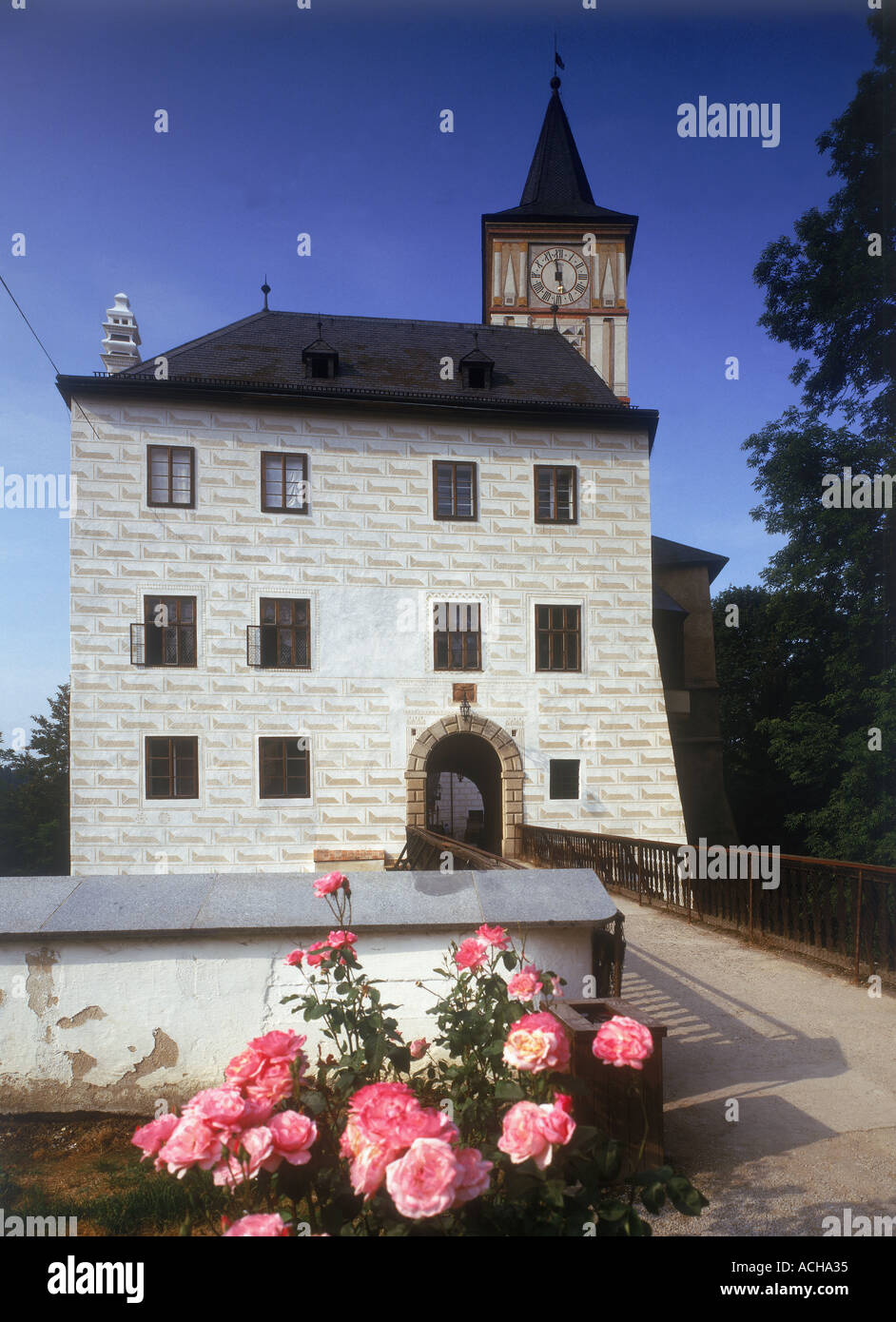 Castello Burg originariamente costruito 1250 Rosenberg residenza familiare ricostruita 1840 1857 in romantico stile gotico Rozmberk Rozmberk Foto Stock