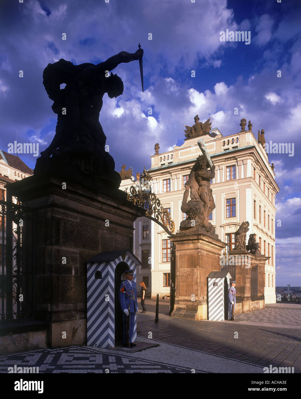 Gate al primo cortile del Castello di Praga Praga Repubblica Ceca Europa Foto Stock