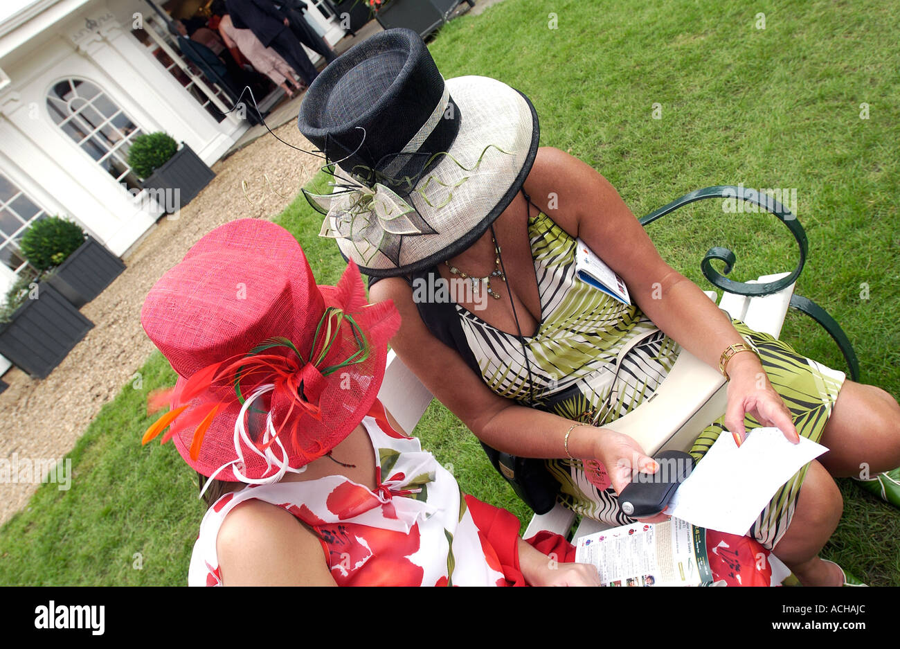 Onorevoli giorno cappelli (1) - York racecourse Foto Stock