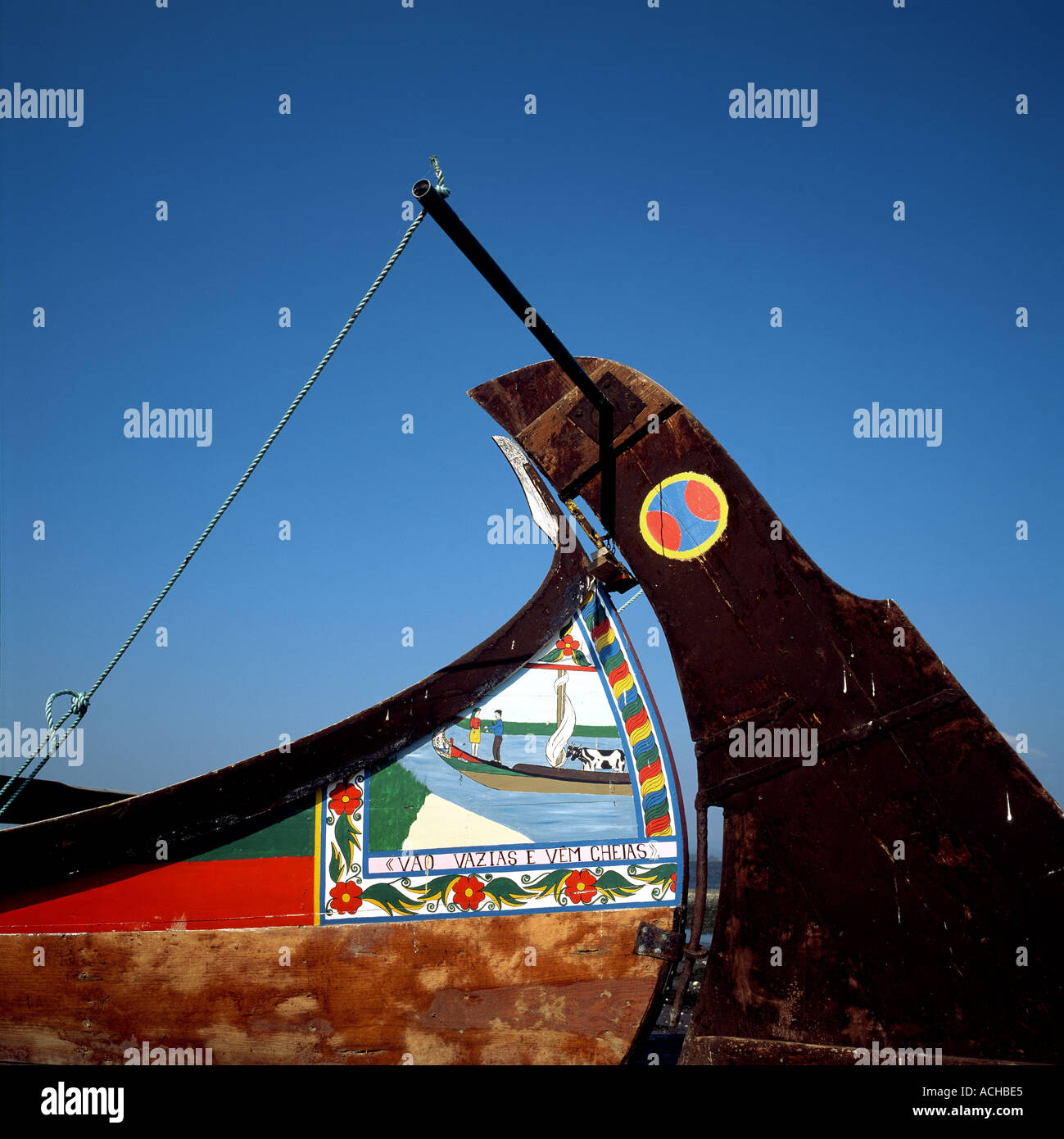 Decorate la poppa ed il timone di un Moliceiro barca da pesca, laguna di Aveiro, Portogallo, Europa Foto Stock