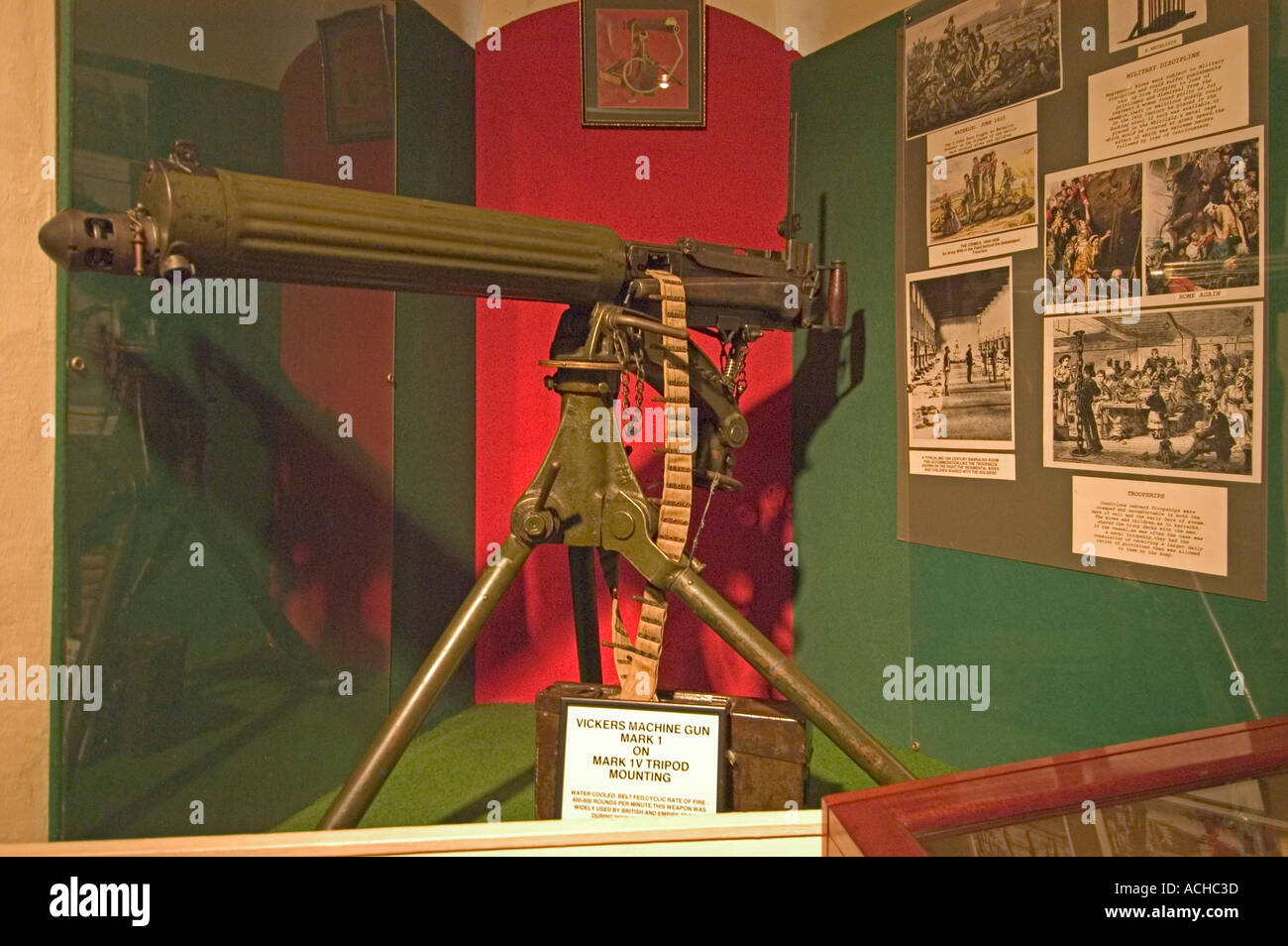 La prima guerra mondiale la mitragliatrice in il museo del reggimento reale del Galles, Castello di Cardiff, Cardiff Wales, Regno Unito Foto Stock