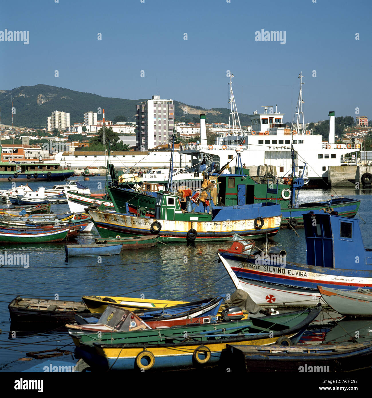 Il Portogallo porto di Setubal barche da pesca e città Foto Stock