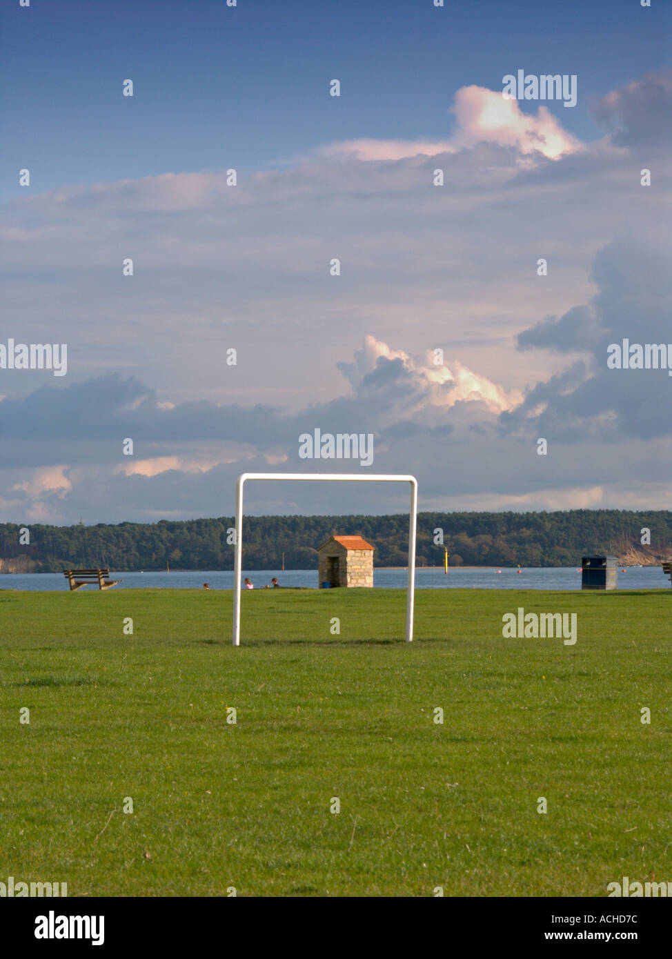 Obiettivo di post in un campo da gioco nel Parco Hamworthy Poole Dorset Foto Stock