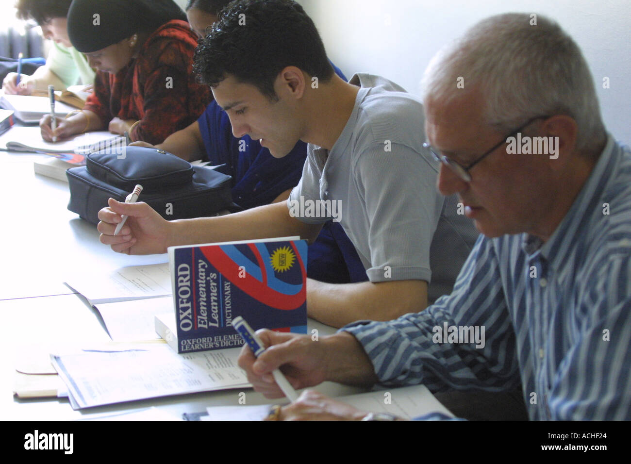 Mescolati gli studenti maturi ESOL classe al college di Londra nord GB UK Foto Stock