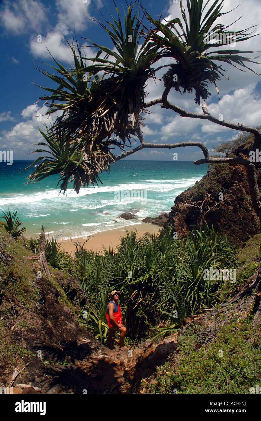 Escursionista godendo di paesaggi costieri nei pressi di Eagle Bay Noosa National Park Sunshine Coast di Queensland in Australia MR Foto Stock