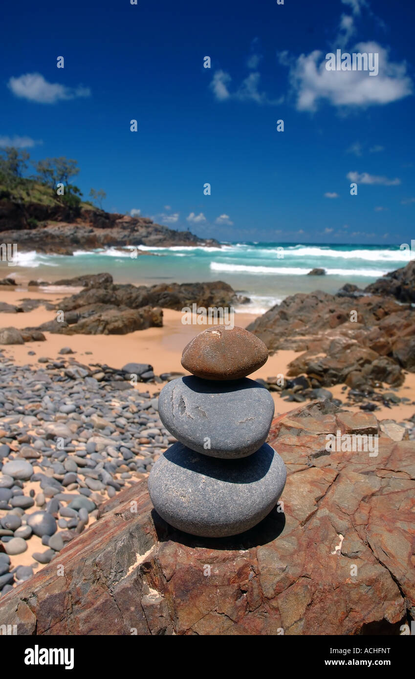 Pila di pietra e la naturale coste selvagge della Eagle Bay Noosa National Park Sunshine Coast di Queensland in Australia Foto Stock