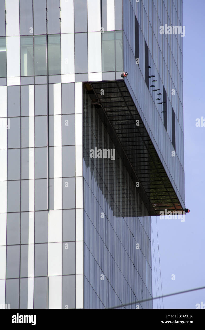 Dettaglio shot della parte a sbalzo del Hilton Beetham Tower by Ian Simpson Architects completata nel 2006 Manchester REGNO UNITO Foto Stock