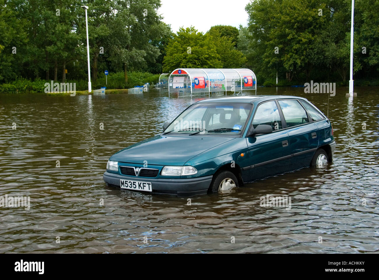 Un auto abbandonate in un invaso supermercato Parcheggio Auto Foto Stock