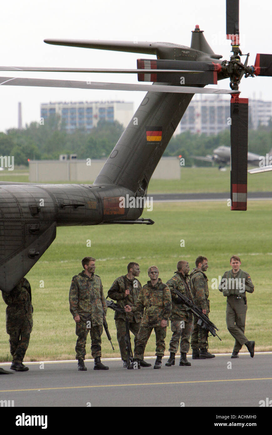 Tedesco soldato armato accanto a un Sikorsky CH-53 G elicottero da trasporto dell'esercito tedesco durante ILA 2006 a Berlino Foto Stock