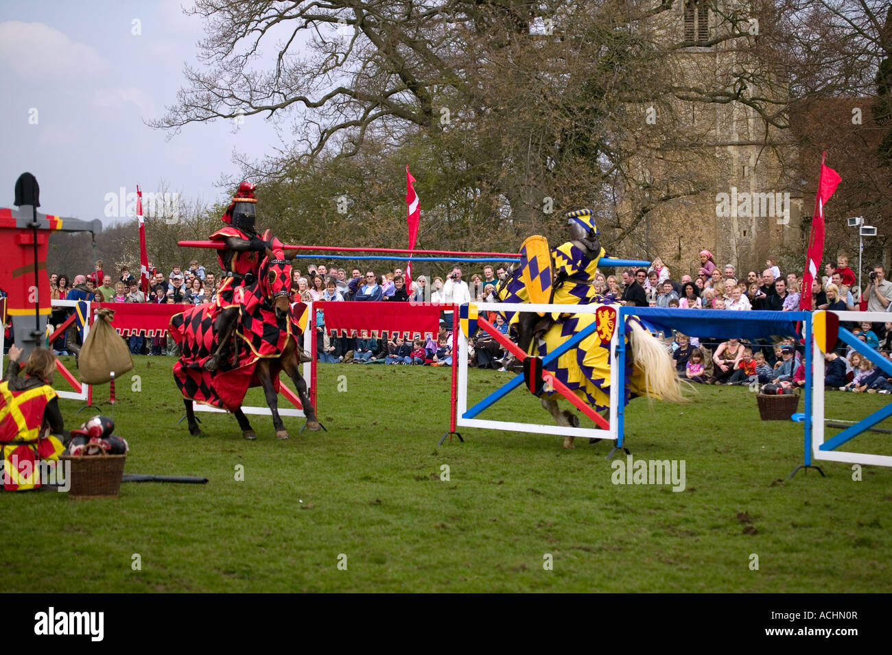 Due cavalieri a cavallo durante un torneo di giostre Foto Stock