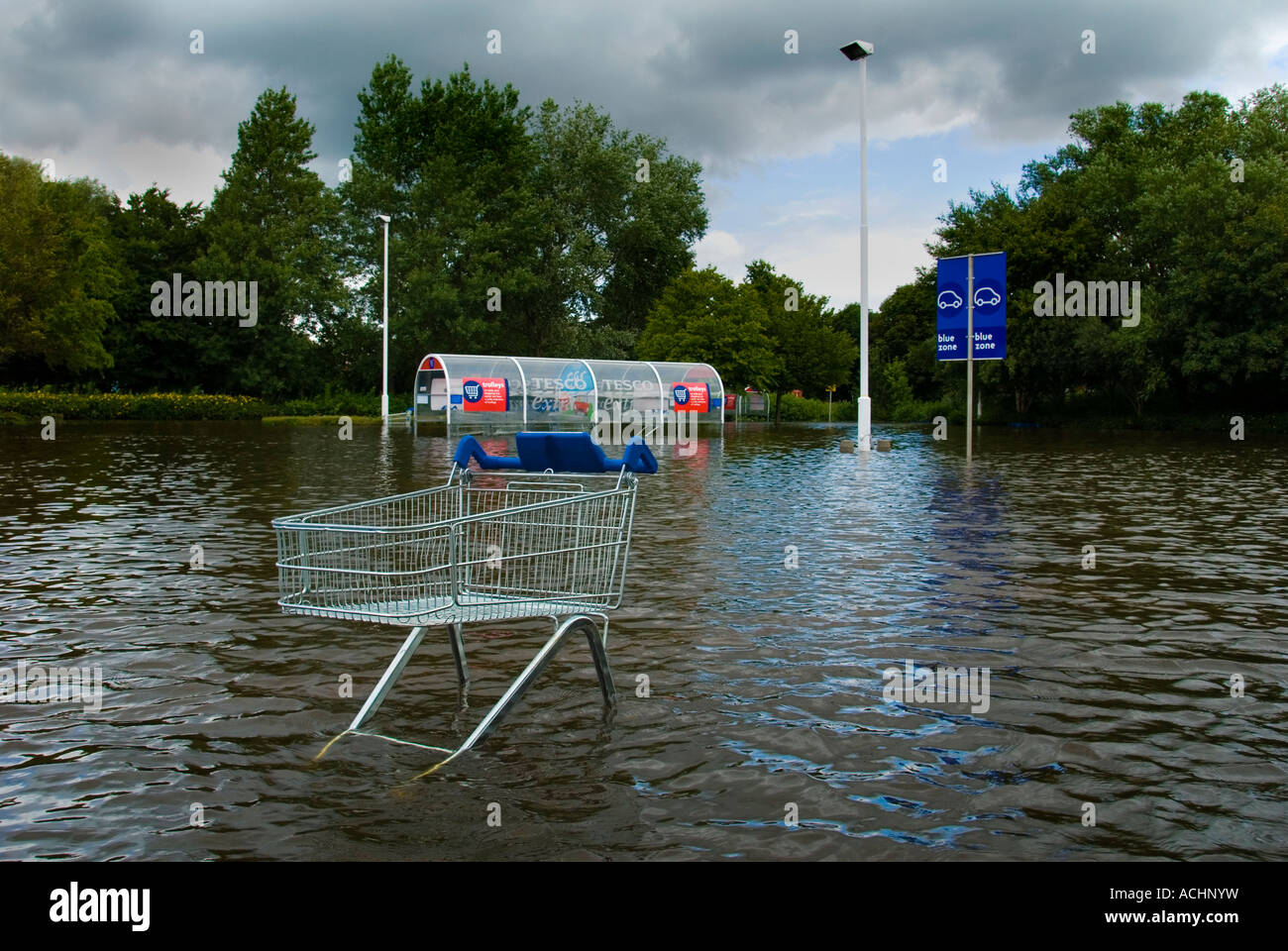 In un invaso supermercato Parcheggio Auto Foto Stock