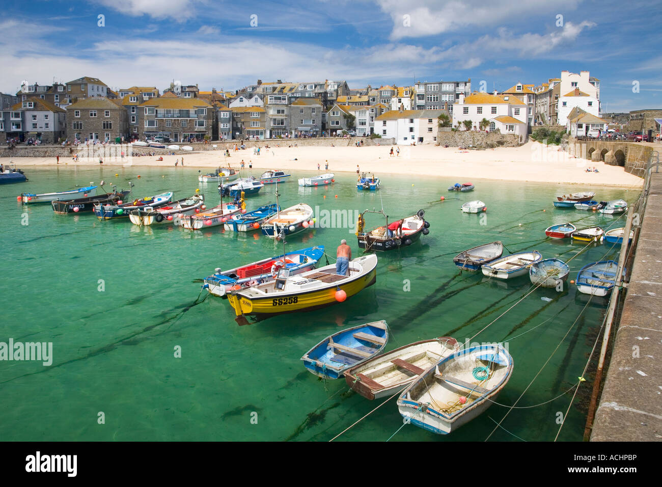 St Ives harbour porto in una soleggiata giornata d'estate South West Cornwall Inghilterra UK Regno Unito GB Gran Bretagna Isole britanniche Foto Stock