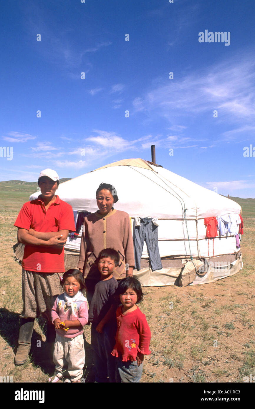 Famiglia mongola da Ger nel paese nomadi della Mongolia Foto Stock
