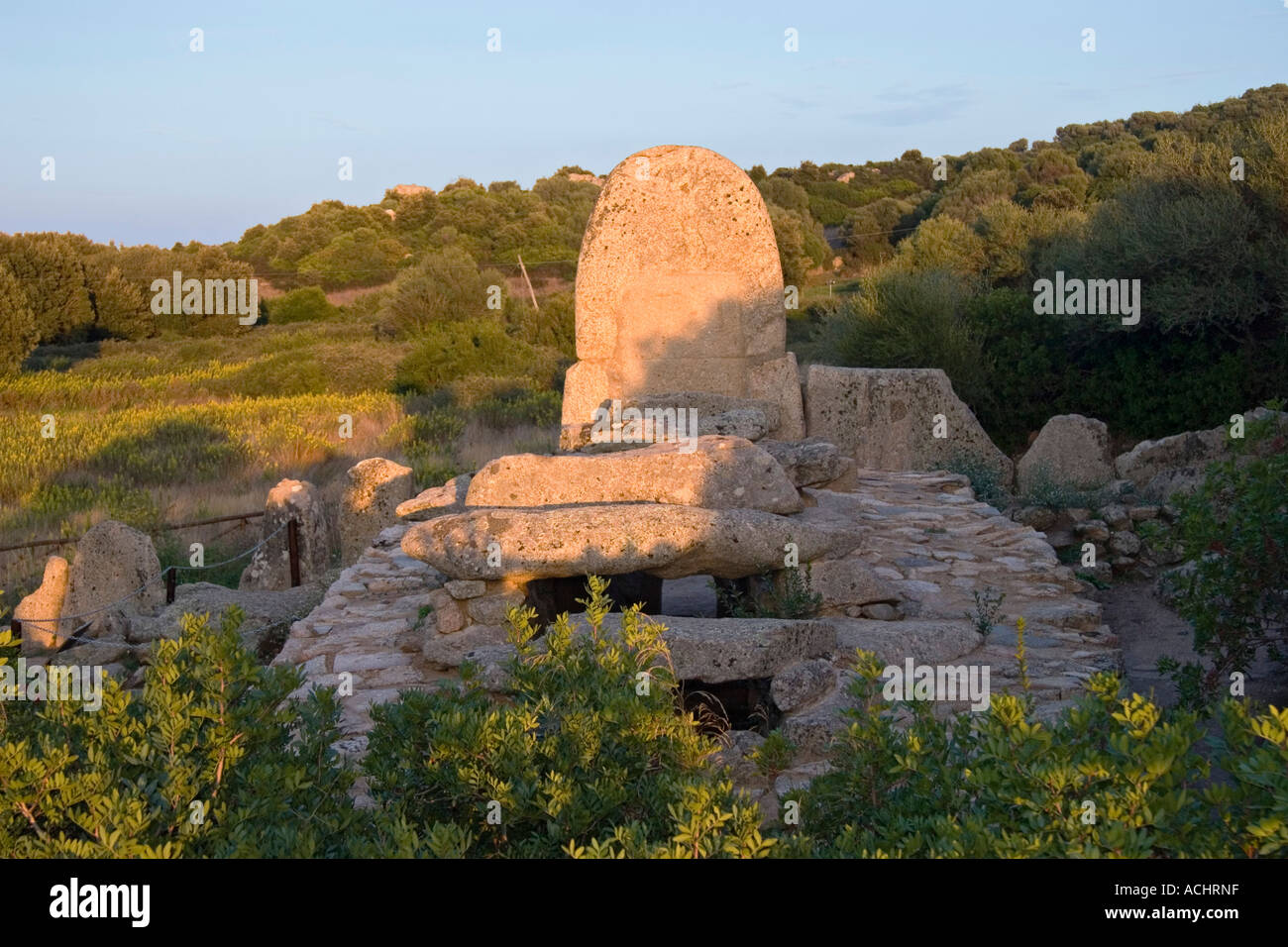 La Tomba dei Giganti di Coddu Vecchiu, Sardegna, Italia Foto Stock