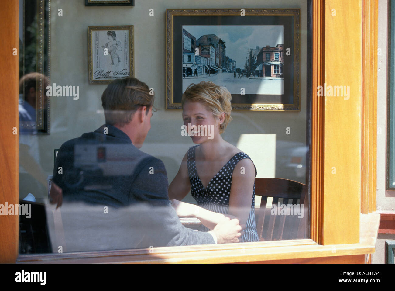 Giovane coppia caucasica parlando in cafe Foto Stock