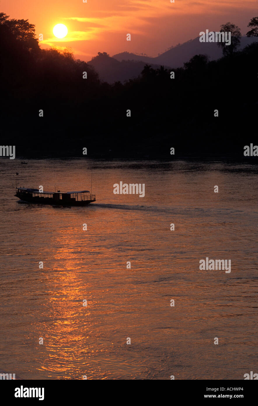 Asia Laos Luang Prabang legno motori barca a valle lungo il fiume Mekong al tramonto Foto Stock