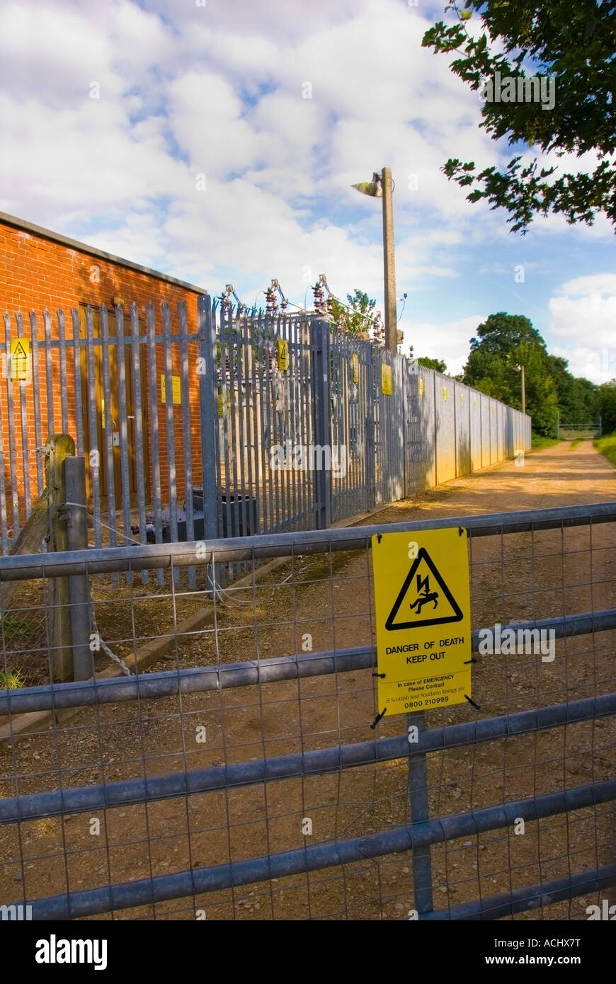 Sottostazione elettrica con pericolo di morte segni intorno ad esso Foto Stock