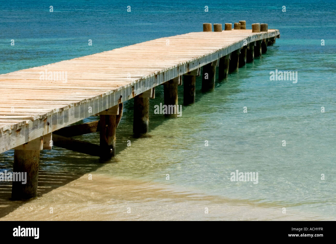 Pontile in legno Pier oltre il blu Oceano Mare in Antigua, Caraibi orientali Foto Stock