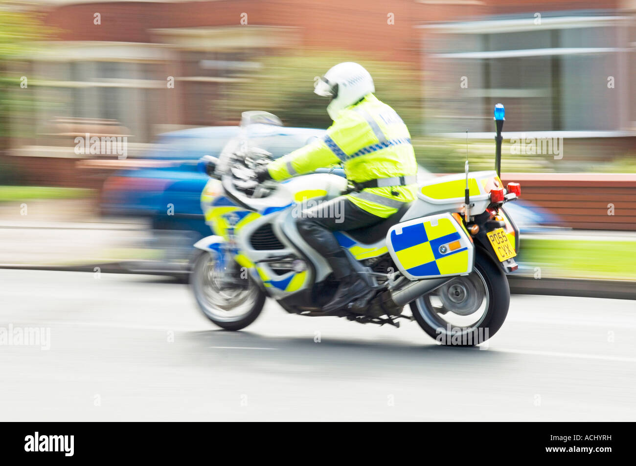 Polizia moto velocità lungo la strada Foto Stock