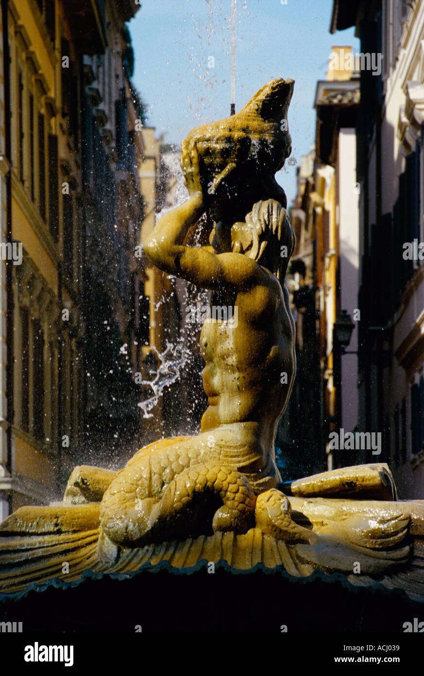 Italia Roma Bernini s Fontana del Tritone di Piazza Barberini mostra il dio del mare Triton Foto Stock