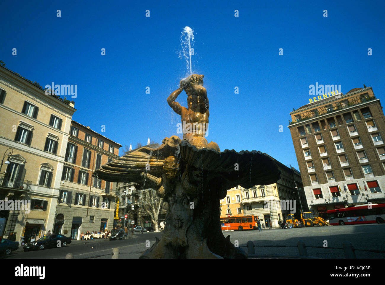 Italia Roma Bernini s Fontana del Tritone di Piazza Barberini mostra il dio del mare Triton Foto Stock