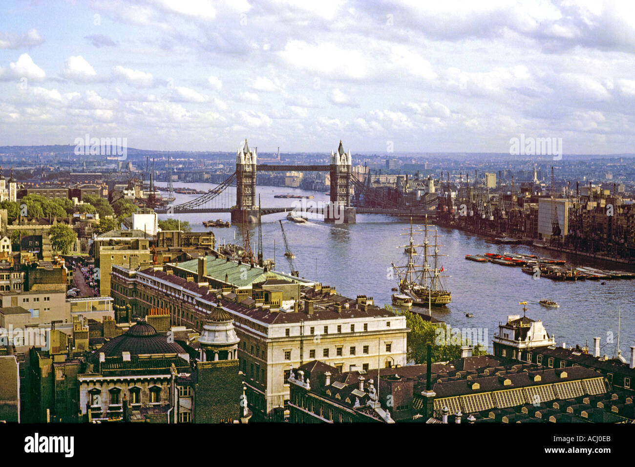 Inghilterra London Tower Bridge dal monumento con HMS Bounty replica sul Fiume Tamigi c1963 JMH0373 Foto Stock