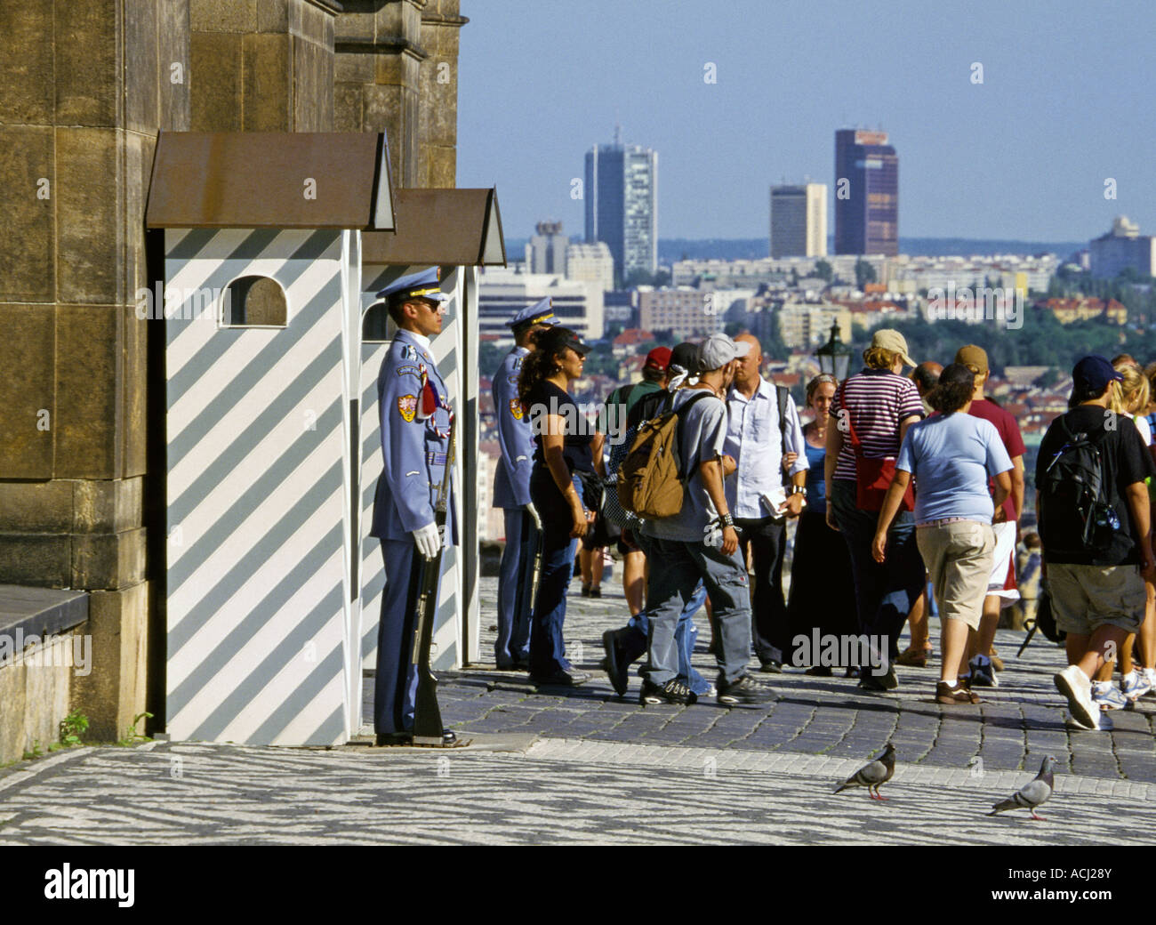 Guardia e i turisti al cancello principale del Castello di Praga a Praga Repubblica Ceca Foto Stock
