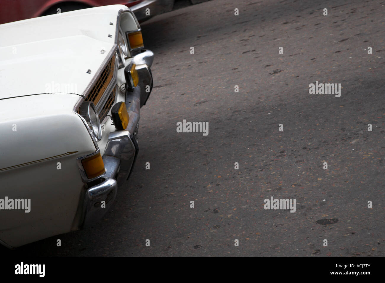 Bianco vecchia auto sulla strada, Salta Foto Stock