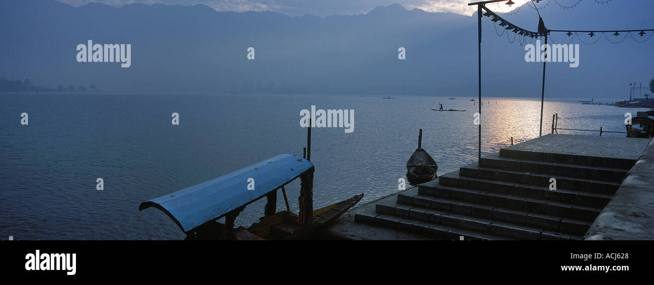 90690 VIN shikara vuote Imbarcazione al molo di vuoto all'alba alba intorno dal lago Srinagar Jammu e Kashmir India Foto Stock