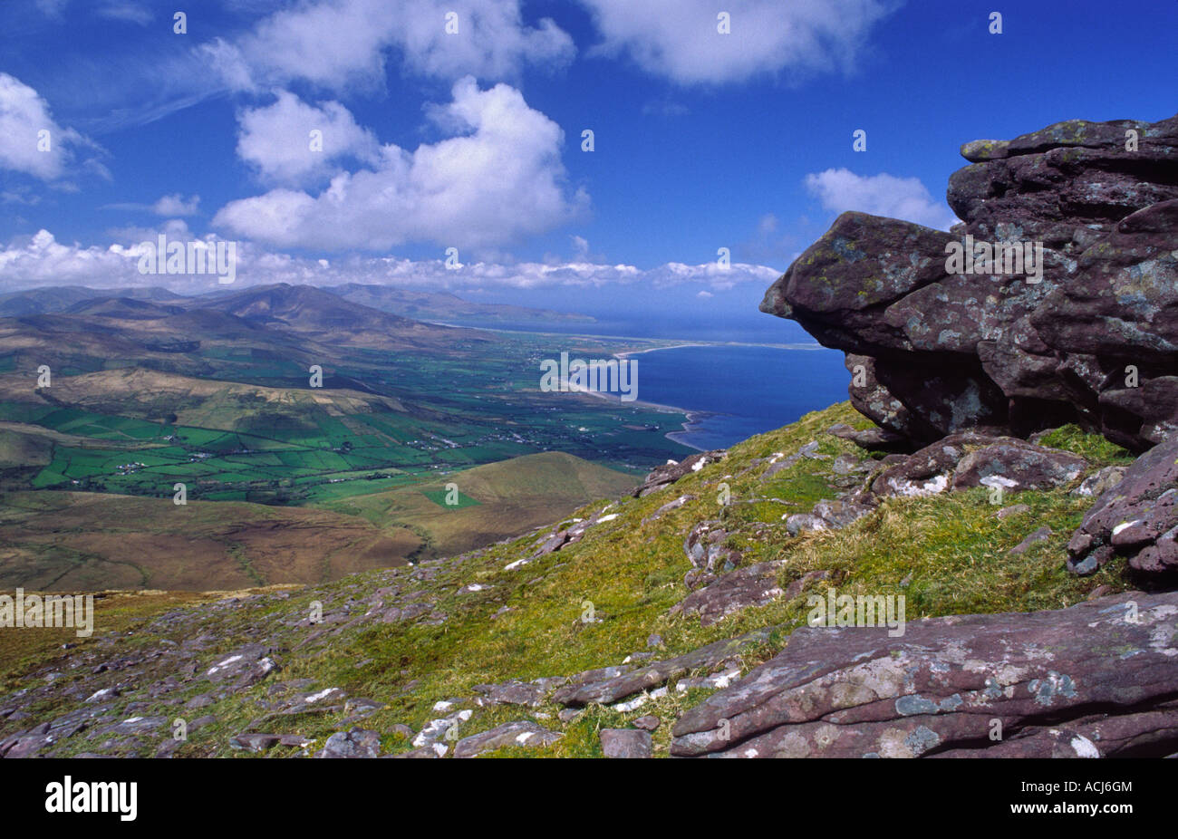 Vista su tutta la penisola di Dingle e Tralee Bay dalle pendici del Gearhane. Slieve Mish montagne, nella contea di Kerry, Irlanda. Foto Stock