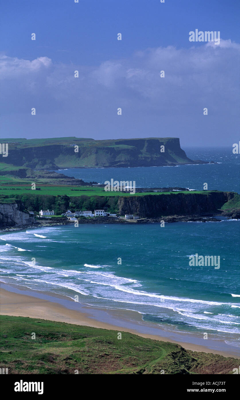 Vista su Portbraddan da White park Bay, Co Antrim, Irlanda del Nord. Foto Stock