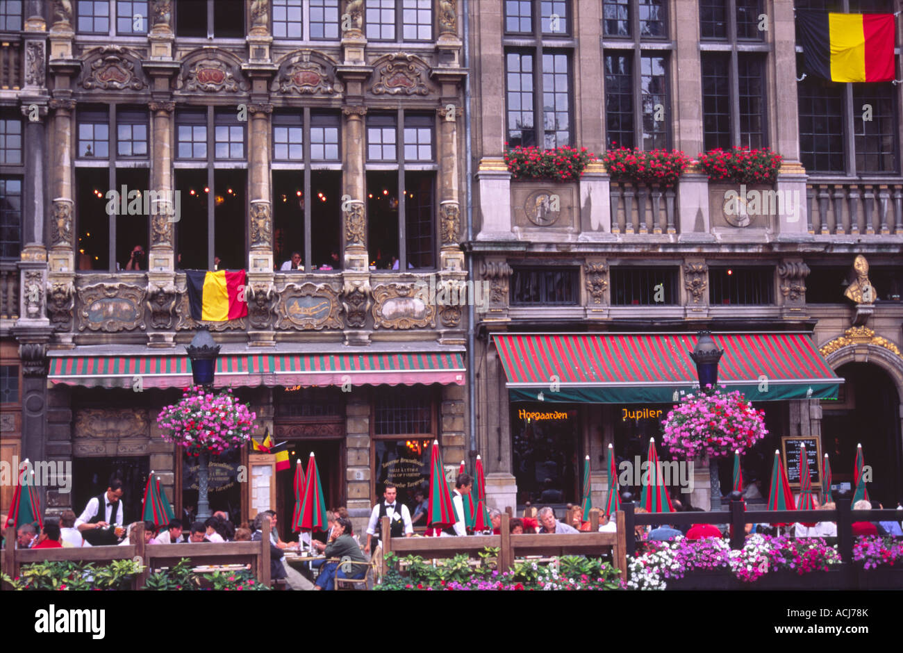 Diners nel vecchio caffè della Grand Place di Bruxelles, Belgio. Foto Stock