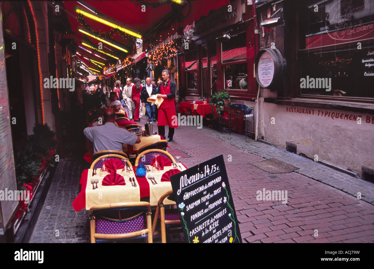 Strada di pranzare in un ristorante vicino alla Grand Place di Bruxelles, Belgio. Foto Stock