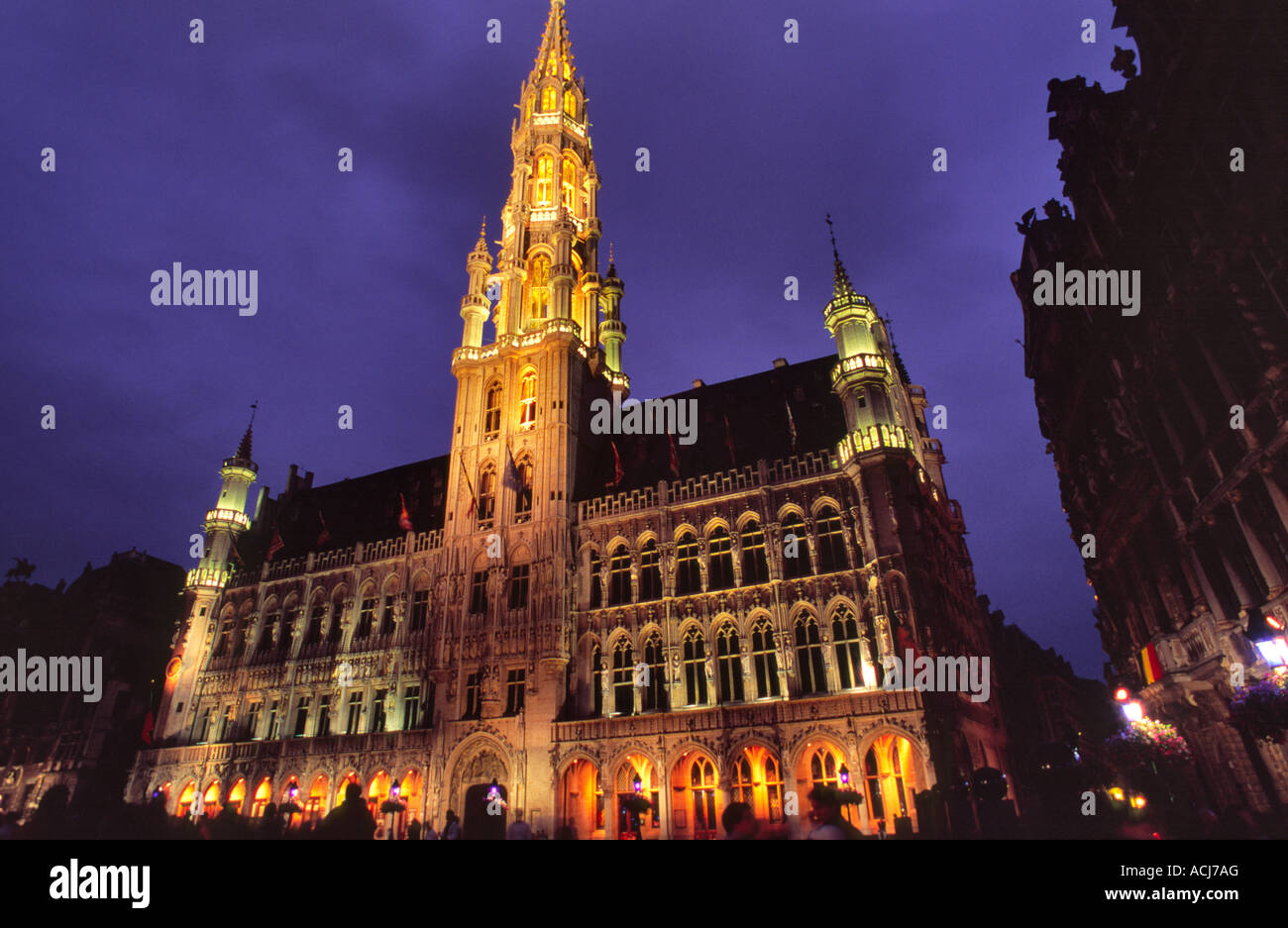 Bruxelles Town Hall illuminata al crepuscolo, Grand Place Bruxelles, Belgio. Foto Stock