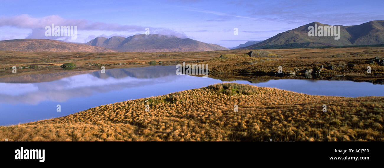 Il Maumturk montagne e colline Sheeffry riflessa nella tassa di Lough, Connemara, nella contea di Galway, Irlanda. Foto Stock