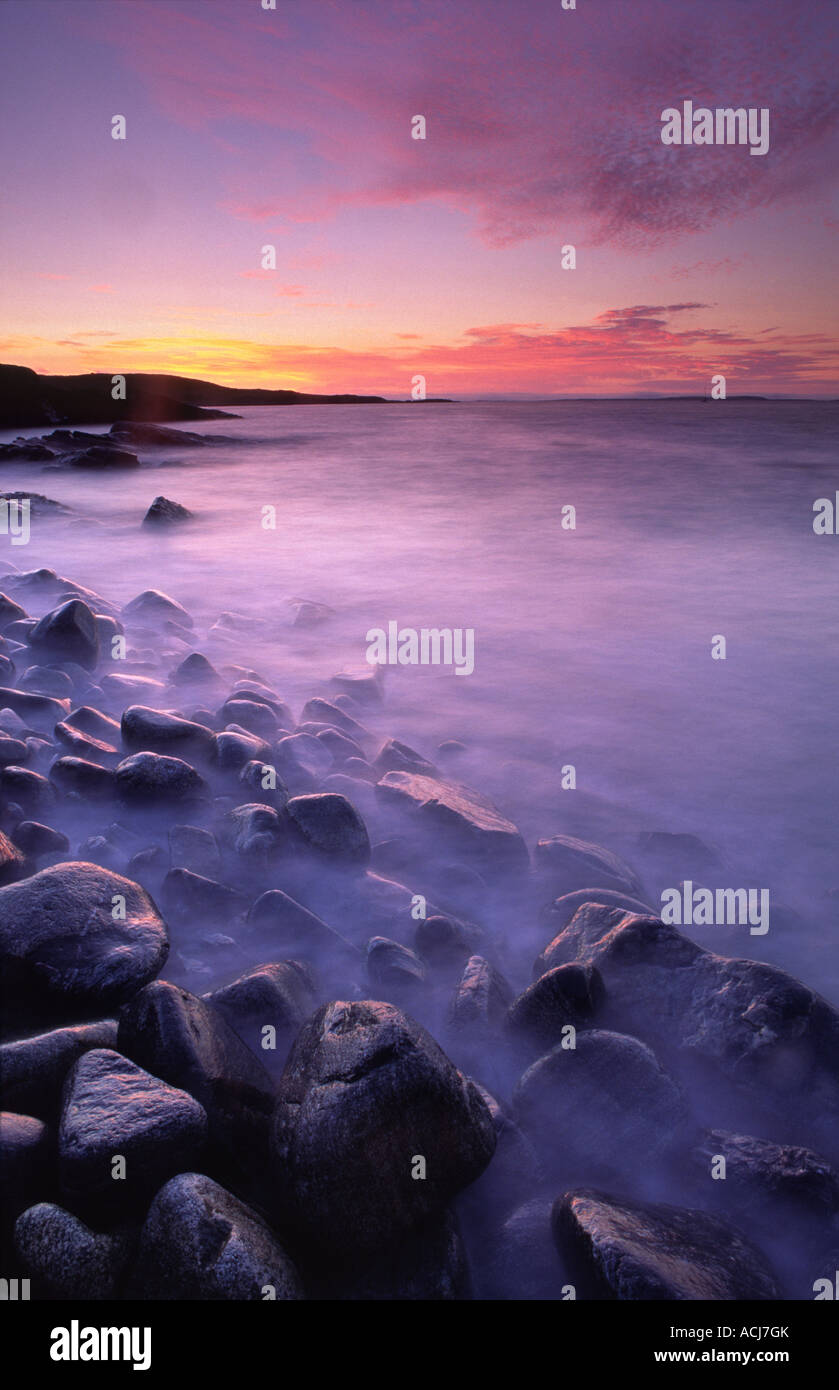 Atlantic tramonto dalla spiaggia rocciosa di Mannin Bay, Connemara, nella contea di Galway, Irlanda. Foto Stock