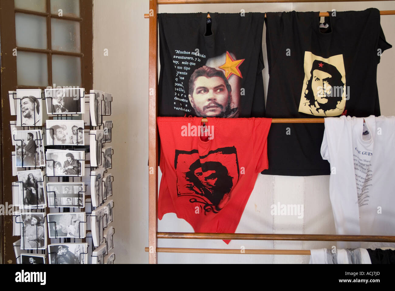 Che Guevara T-shirt e cartoline in vendita in un negozio, Trinidad, Sancti Spiritus, Cuba. Foto Stock
