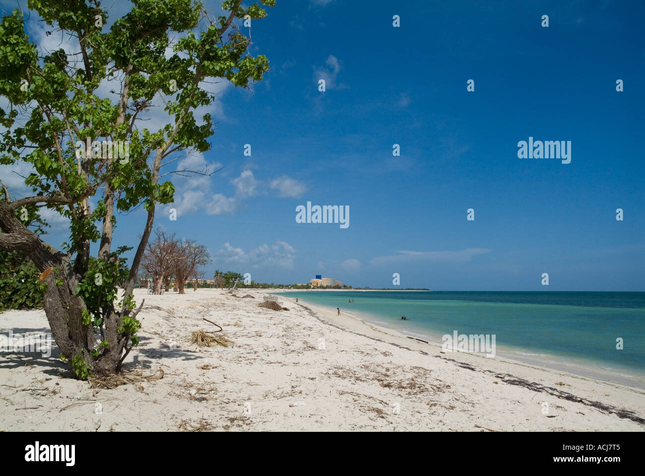 Spiaggia di sabbia bianca e splendide acque a Playa Ancon, vicino a Trinidad, Cuba. Foto Stock