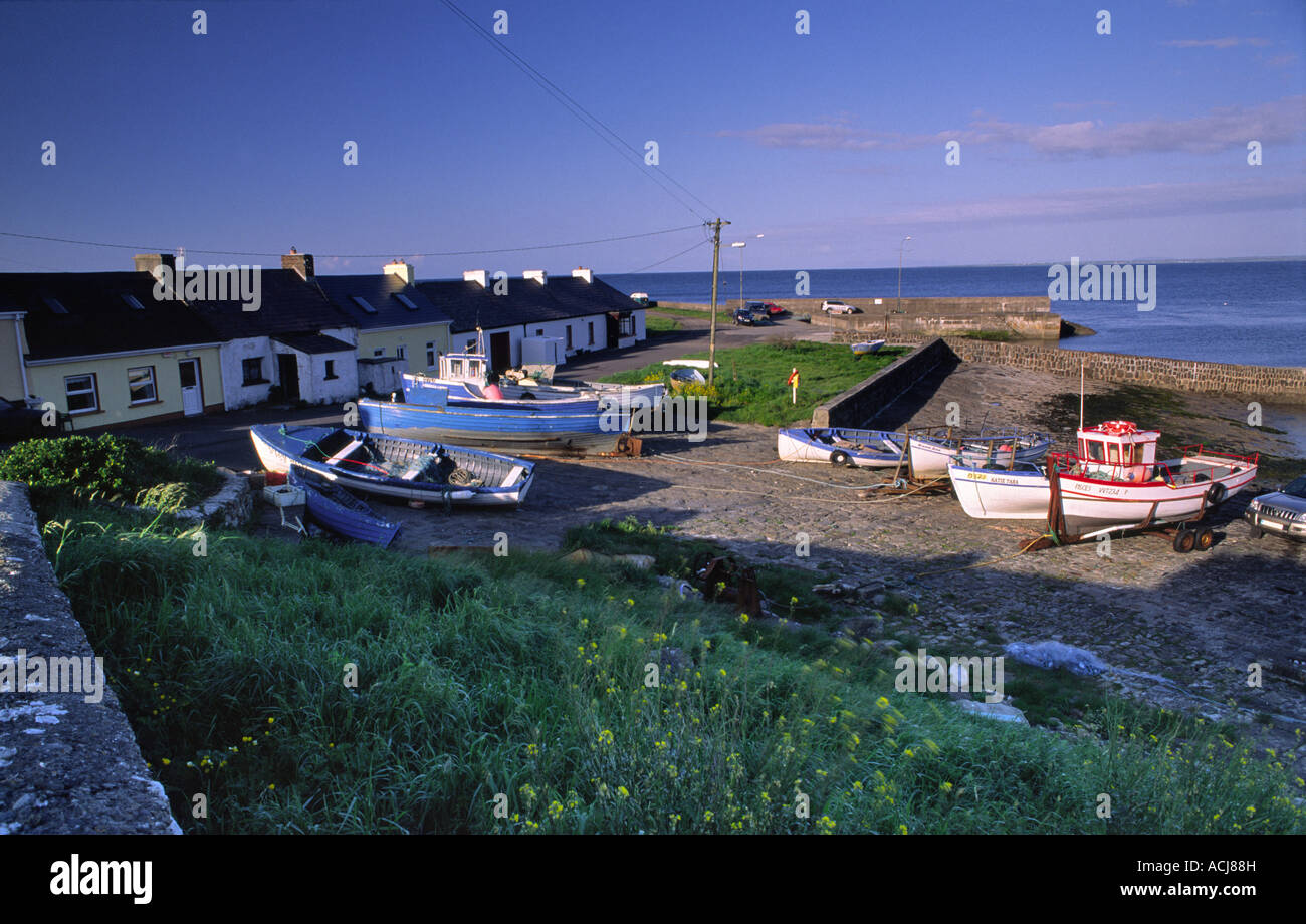 Cottage e barche da pesca accanto Kilcummun Harbour, County Mayo, Irlanda. Foto Stock