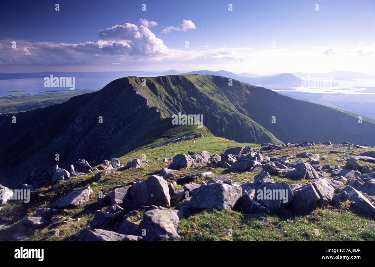 Vista sulla Baia di Clew e Corranbinna dalla montagna Glennamong, Nephin Beg montagne, County Mayo, Irlanda. Foto Stock