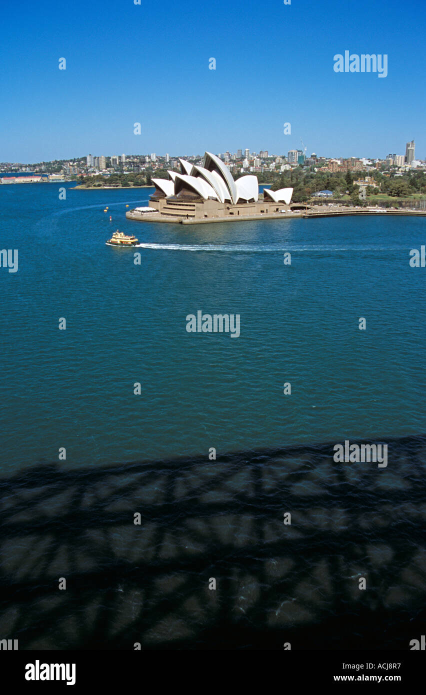 Sydney Opera House di Sydney Harbour Bridge, Bennelong Point, il Porto di Sydney, Sydney, Nuovo Galles del Sud, Australia Foto Stock