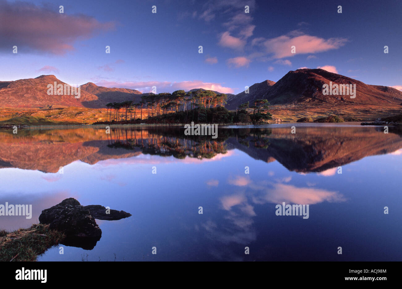 Alba la riflessione dei Twelve Bens Montagne in Derryclare Lough, Connemara, nella contea di Galway, Irlanda. Foto Stock