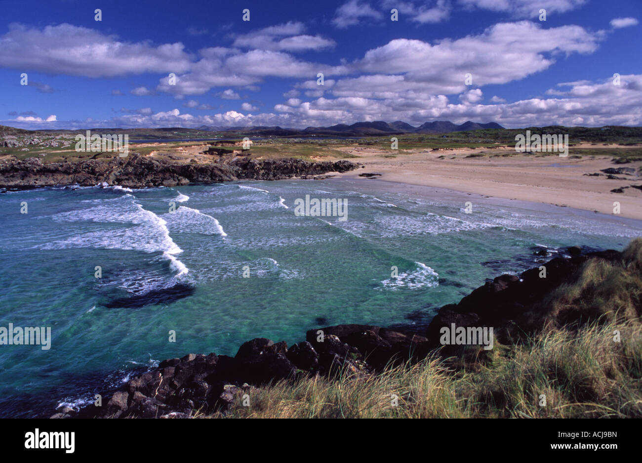 Distanza spiaggia di sabbia sulla riva di Mannin Bay, Connemara, nella contea di Galway, Irlanda. Foto Stock