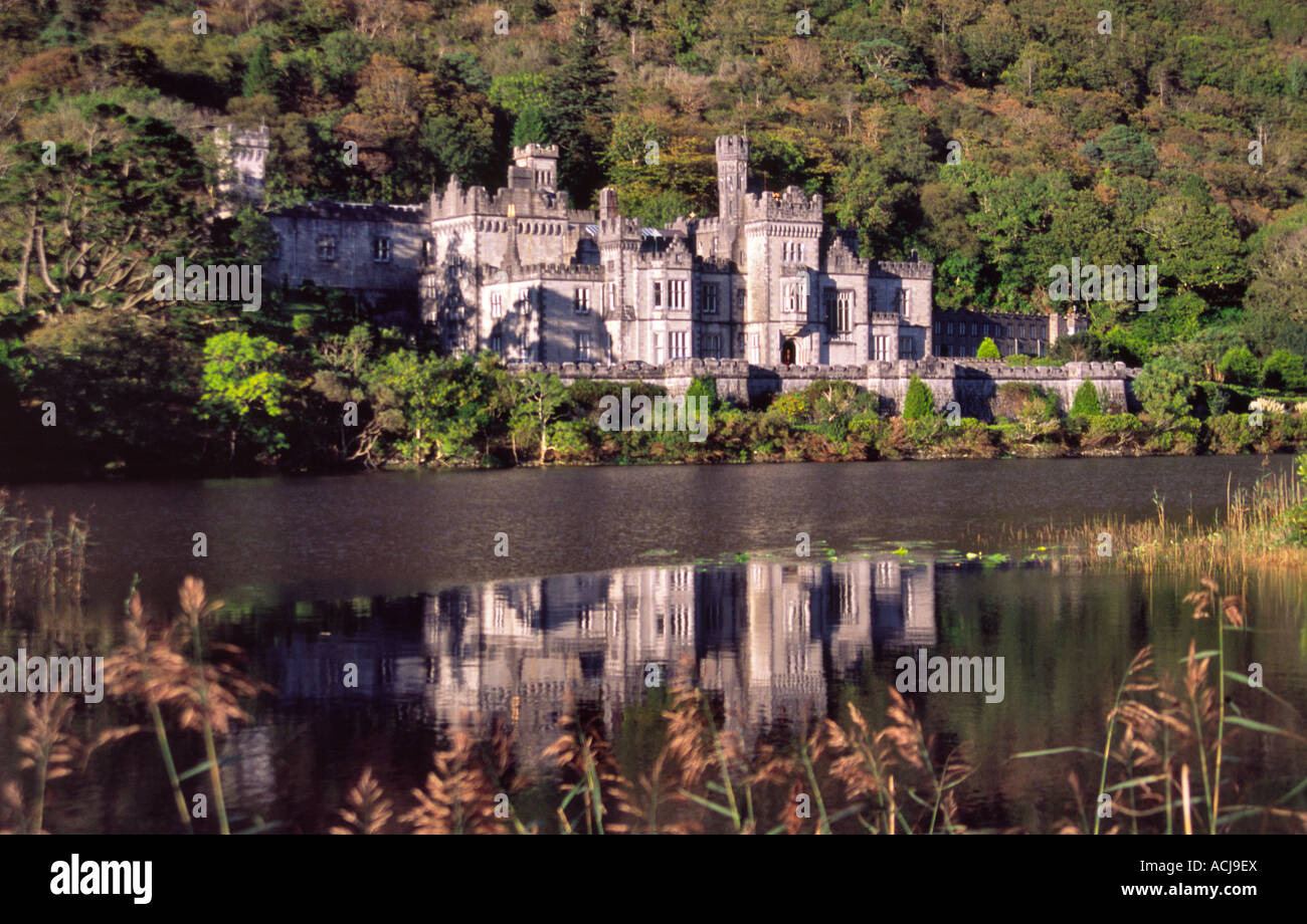 Kylemore Abbey riflessa in Pollacappul Lough, Connemara, nella contea di Galway, Irlanda. Foto Stock