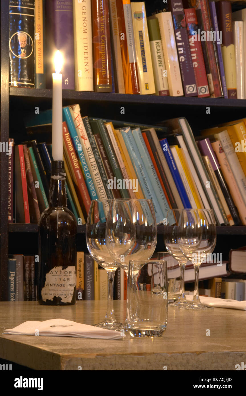 Il libro dei vini con una libreria con una tabella con bicchieri da  degustazione e una candela in una bottiglia di vino presso la cantina  azienda storage Grappe Foto stock - Alamy