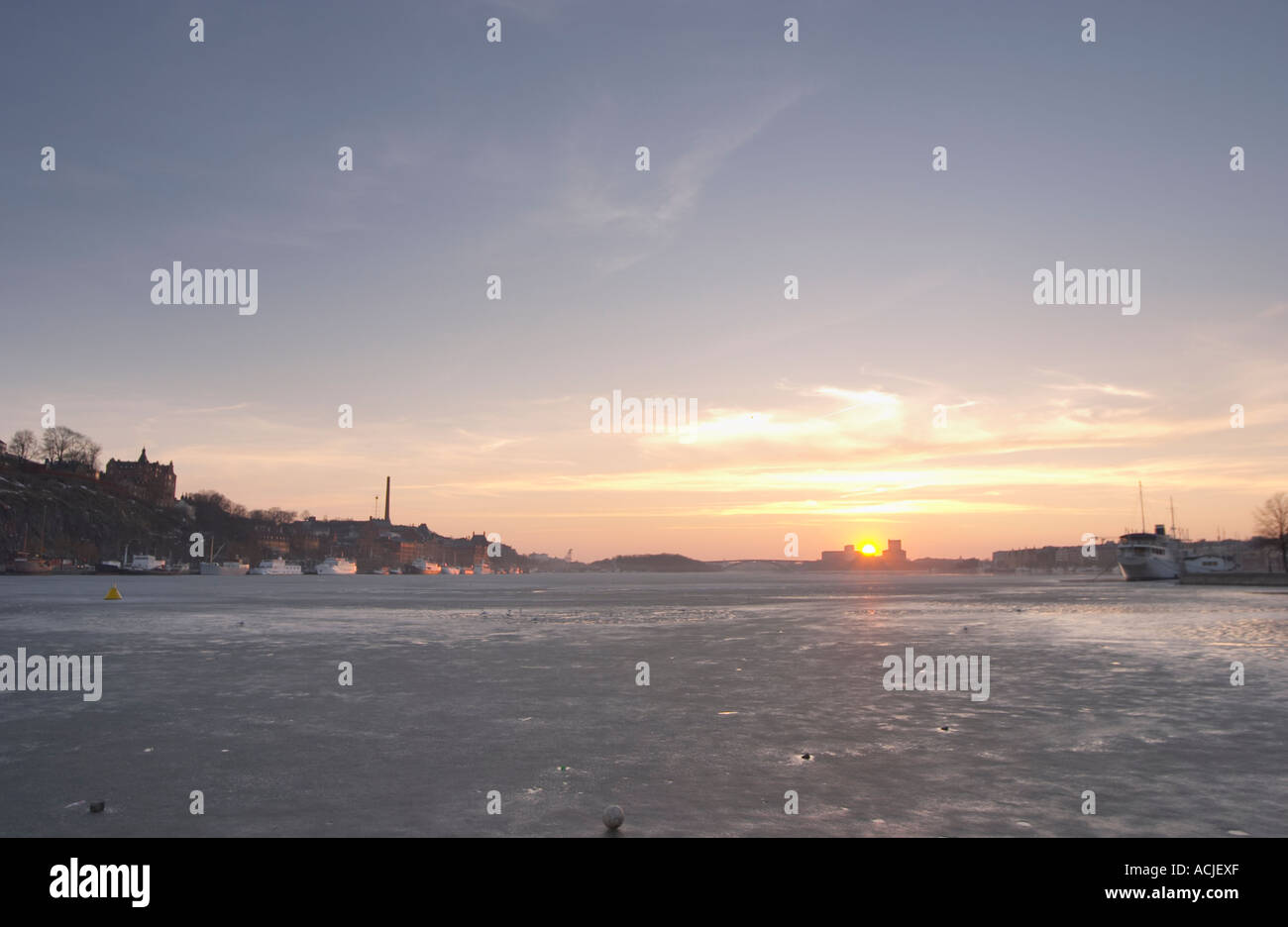 Vista serale al tramonto su una coperta di ghiaccio Riddarfjarden acqua verso ovest con Soder, la parte meridionale di Stoccolma a sinistra e Kungsholmen a destra a Stoccolma, Svezia, Sverige, Europa Foto Stock