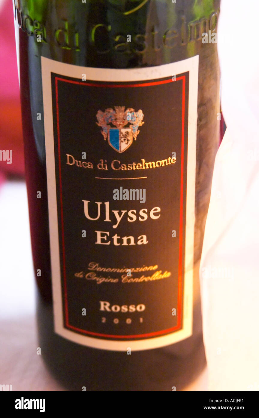 Una bottiglia di Ulysse Etna Rosso 2001 vino rosso dal Duca di Castelmonte,  Sicilia, Italia, su un tavolo al gastronomico italiano ristorante Fantozzi  Stoccolma, Svezia, Sverige, Europa Foto stock - Alamy