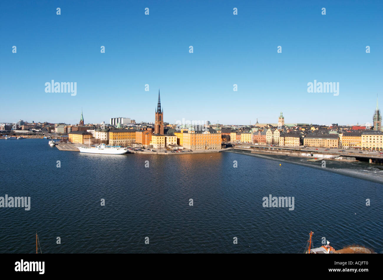 Una vista su Riddarfjarden acqua da sinistra a destra: Riddarholmen con il bianco di nave da crociera hotel e ristorante Malardrottningen (precedentemente di proprietà del miliardario americano Barbara Hutton), la Gamla Stan Città Vecchia e il ponte Centralbron Stoccolma, Svezia, Sverige, Europa Foto Stock